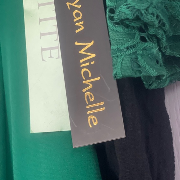 Understated simple Quiet Luxury green, lightweight non-wrinkle dress Size MP - Picture 6 of 6